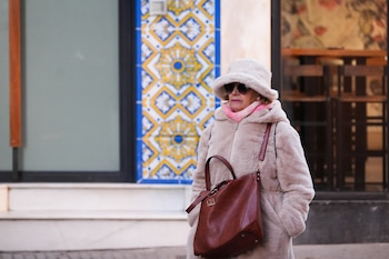 Imagen de transeúntes sevillanos protegiéndose del frío a pocos días de la entrada oficial del invierno, a 17 de diciembre de 2025, en Sevilla (Andalucía, España). (María José López/Europa Press)