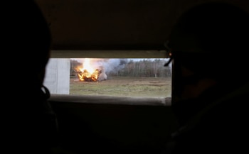 Soldados observan desde un búnker la eliminación controlada de una mina durante un entrenamiento de barrido de minas para soldados ucranianos en Altengrabow, cerca de Magdeburgo, en diciembre de 2023 (REUTERS/Liesa Johannssen)