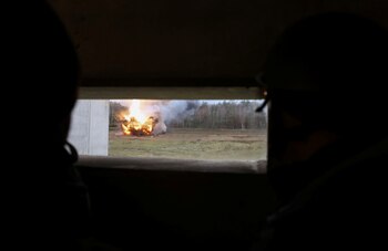 Soldados observan desde un búnker