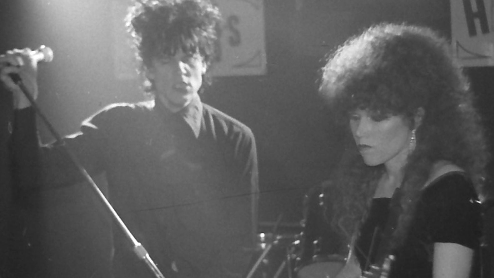 The Cramps fusionan rock, cine de terror y angustia adolescente en su clásico de 1980, marcando un hito en el rock alternativo (Wikimedia)