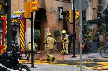 Varios efectivos de bomberos sofocan