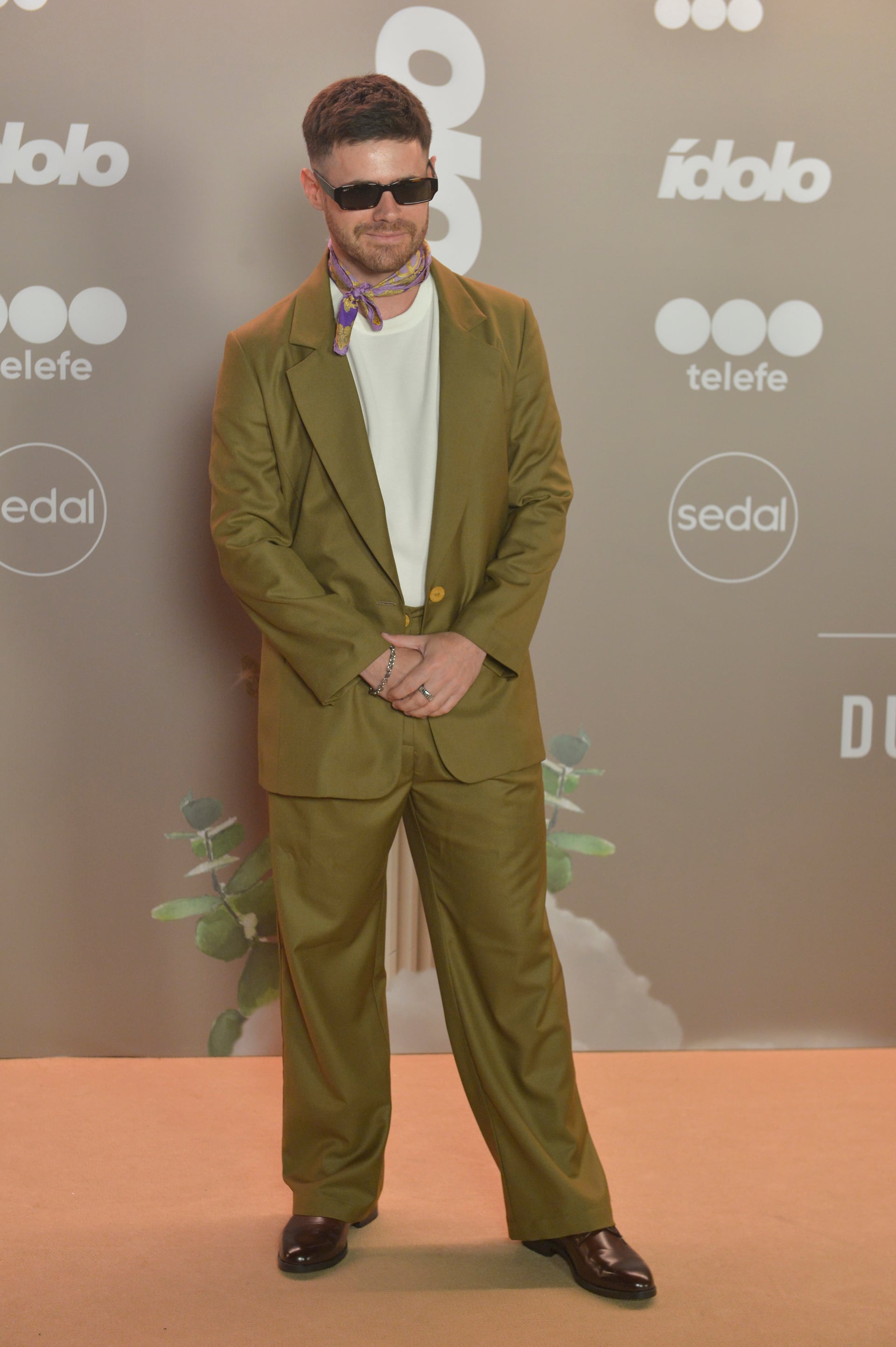 Gastón Sofritti apostó a la sastrería con un traje verde oliva holgado, camisa blanca y un pañuelo estampado al cuello
