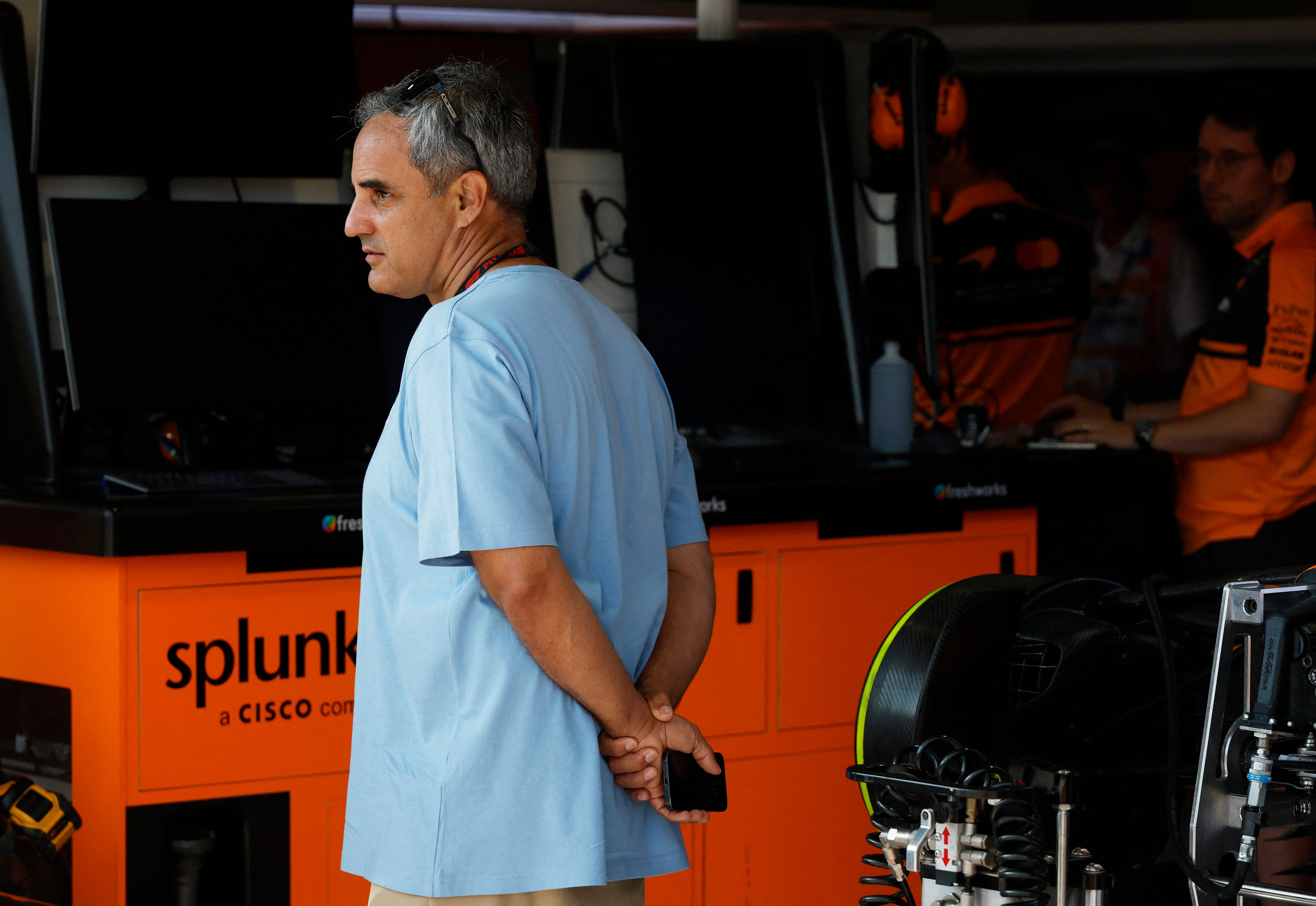 Juan Pablo Montoya sigue el día a día de la Fórmula 1, debido a que acompaña a su hijo que corre en la Fórmula 2 - crédito Marco Bello/REUTERS
