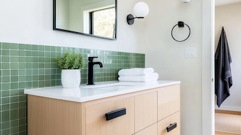 Del lavamanos a los espejos: 7 formas sencillas de dar nueva vida al baño