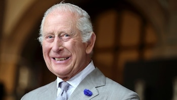 Anuncian la muerte del rey Carlos III de Inglaterra por error: una radio británica interrumpió su emisión con un mensaje de luto tras “un fallo informático”