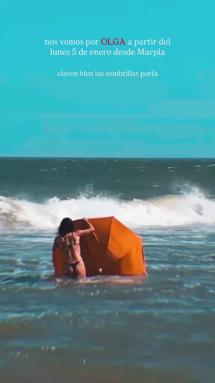 “Claven bien las sombrillas, porfa”, expresó Gimena Accardi mientras ponía imágenes en las que aparece corriendo entre las olas intentando capturar su sombrilla que gracias al viento terminó siendo arrastrada por el mar (Instagram)