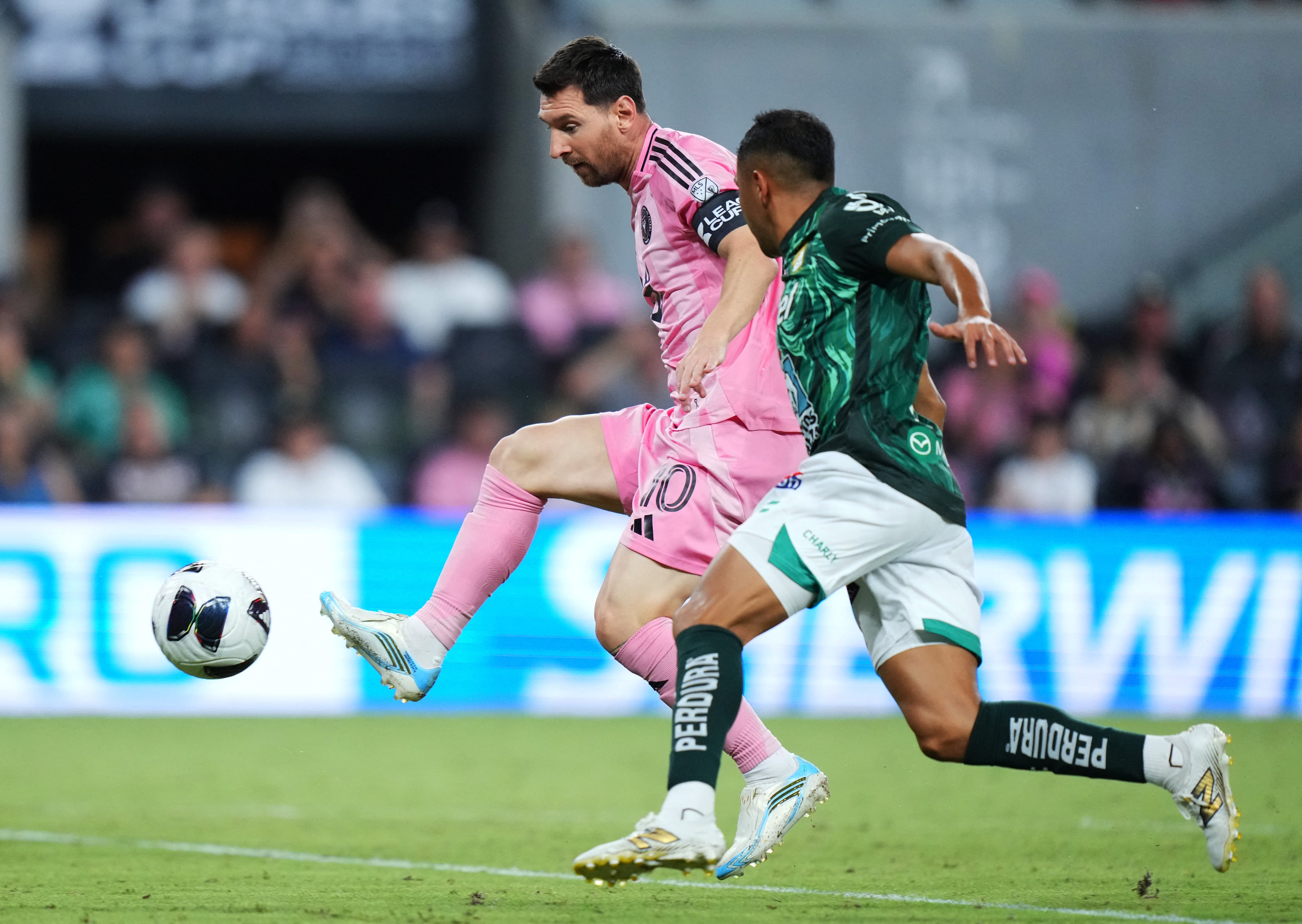 Messi ingresó desde el banco de suplentes en el duelo del pasado miércoles contra León de México (Rich Storry/Getty Images/AFP)