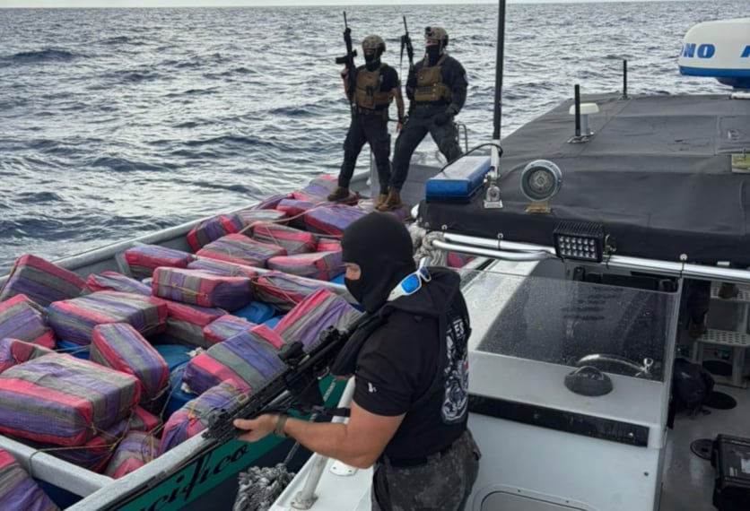 Las autoridades costarricenses exhiben los paquetes de cocaína y marihuana decomisados a bordo de la lancha “ANGEL DEL PACIFICO”. Crédito: MSP