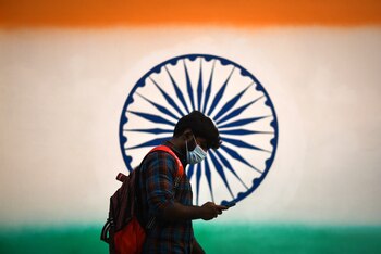 Un hombre con mascarilla revisa