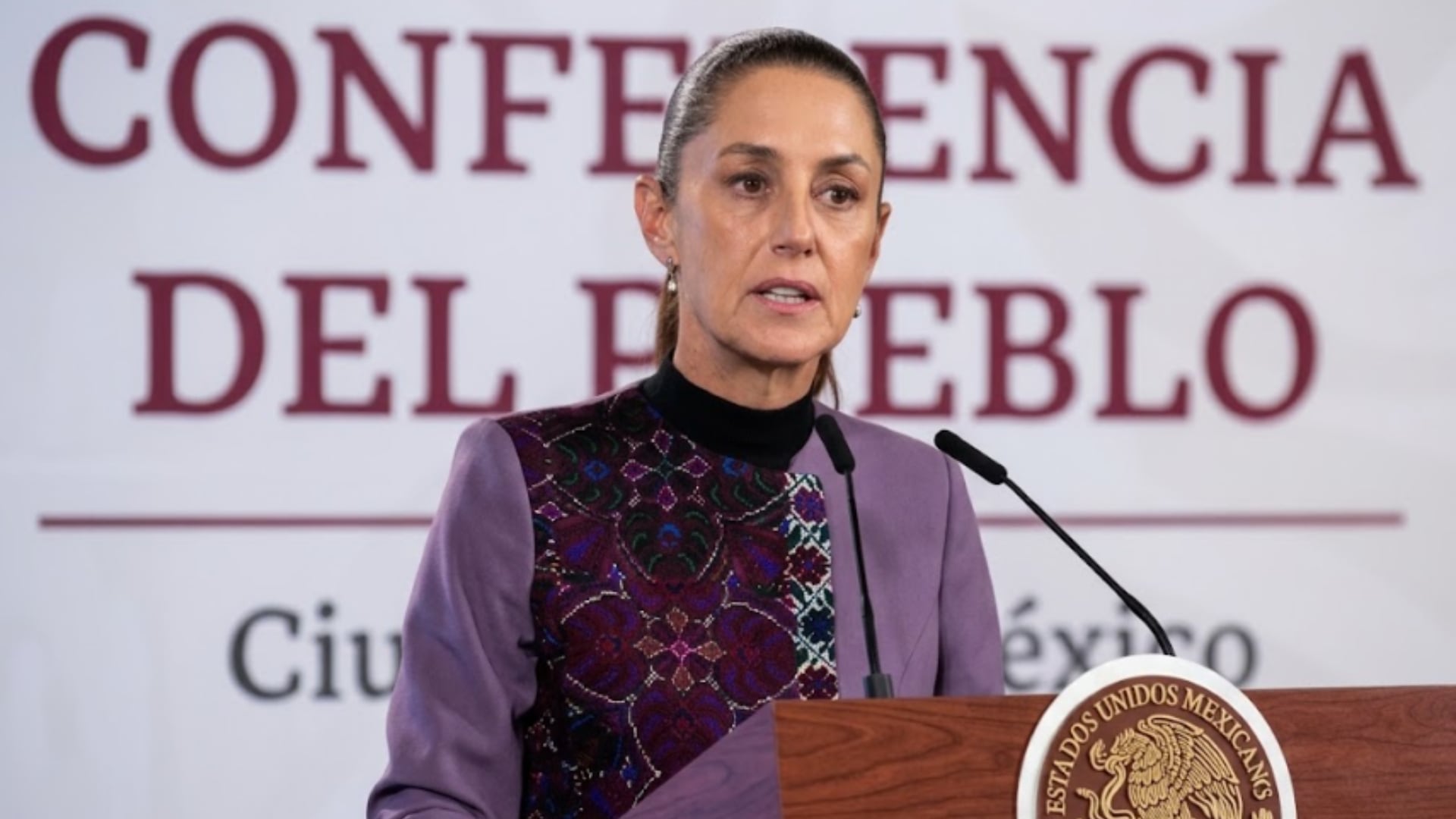 Claudia Sheinbaum Pardo anuncia una propuesta de reforma constitucional para restringir que personas con doble nacionalidad ocupen cargos públicos en México. (Imagen intervenida con Gemini IA para mejor calidad. (Youtube))