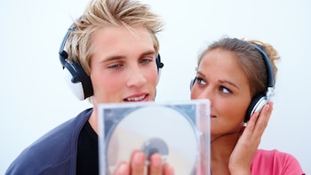 Quienes optan por este hábito buscan amenizar la limpieza y han encontrado en la música una herramienta para mejorar su bienestar, según la experta. (Canva)