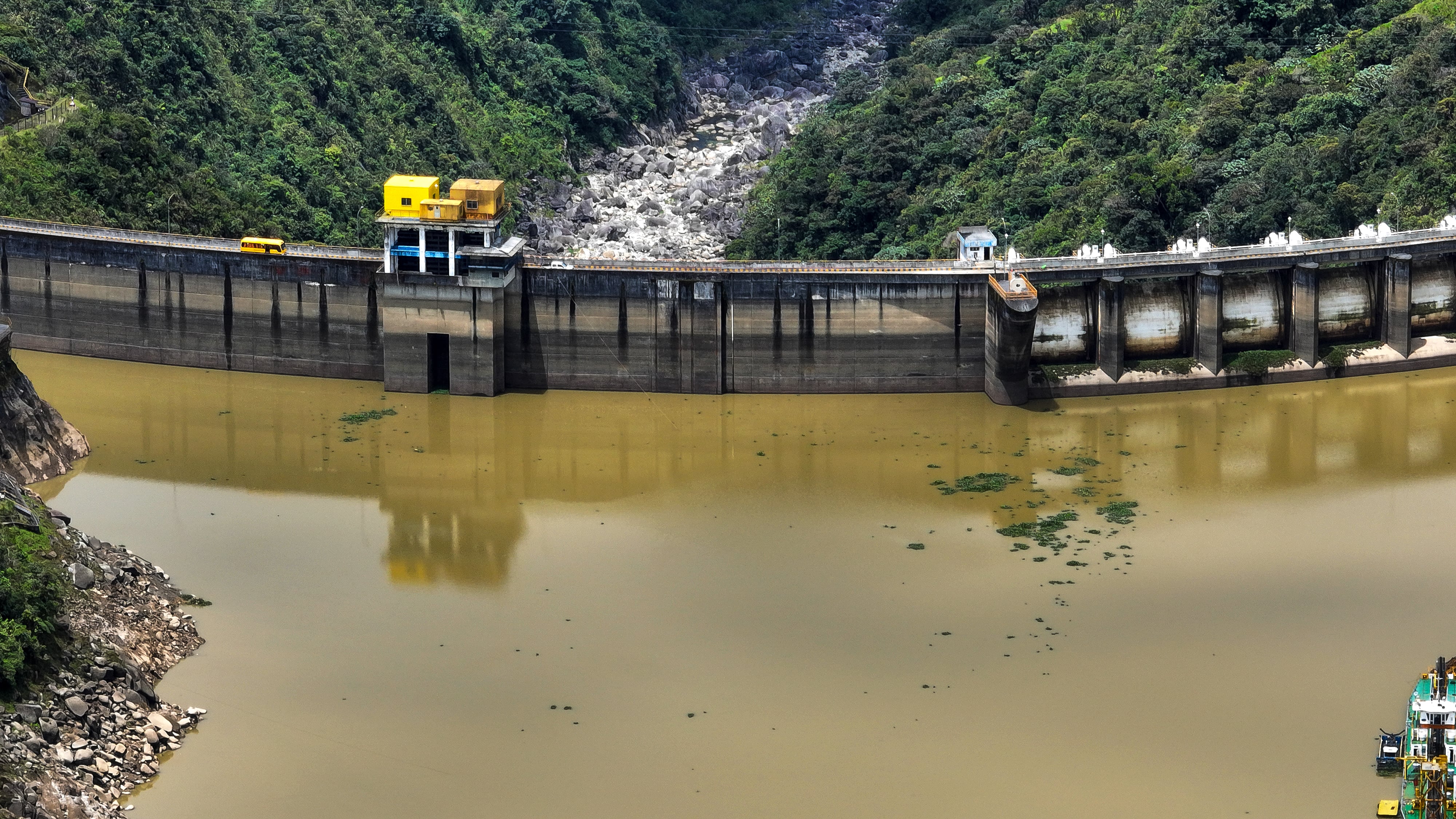 Fotografía de archivo del 18 de abril de 2024 del embalse e hidroeléctrica Paute, en la provincia del Azuay (Ecuador) EFE/ Robert Puglla