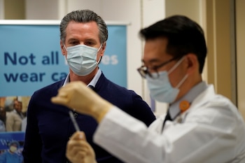El gobernador Gavin Newsom observa