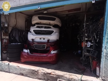 Más de 30 toneladas de autopartes quedaron bajo custodia después de que efectivos de la Secretaría de Seguridad Ciudadana de la Ciudad de México (SSC-CDMX) ejecutara dos órdenes de cateo en la Alcaldía Iztapalapa. Foto: SSC-CDMX