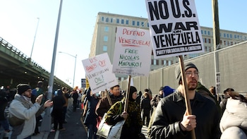 Cientos de manifestantes protestan frente