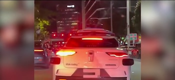 Agentes de tránsito en Miami reciben capacitación para identificar vehículos autónomos y poseen facultad para intervenir en caso de riesgo o emergencia vial (Captura Telemundo Miami)