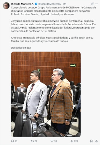 Publicación de red social con texto de pésame y una fotografía de dos hombres trajeados de pie en el recinto de la Cámara de Diputados