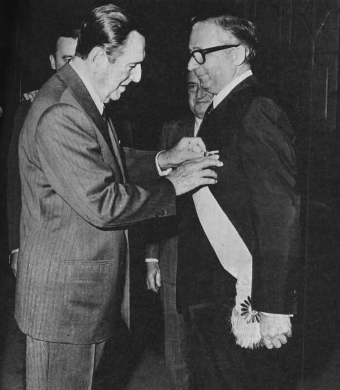 Perón condecoró con la Orden del Libertador a Licio Gelli (Archivo General de la Nación)