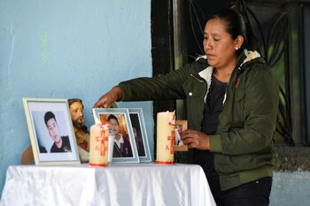 Yolanda Olivares, coloca fotografías de