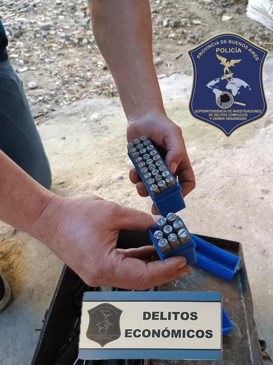 Secuestraron documentación y elementos utilizados para la fabricación de stickers (Foto: Policía bonaerense)