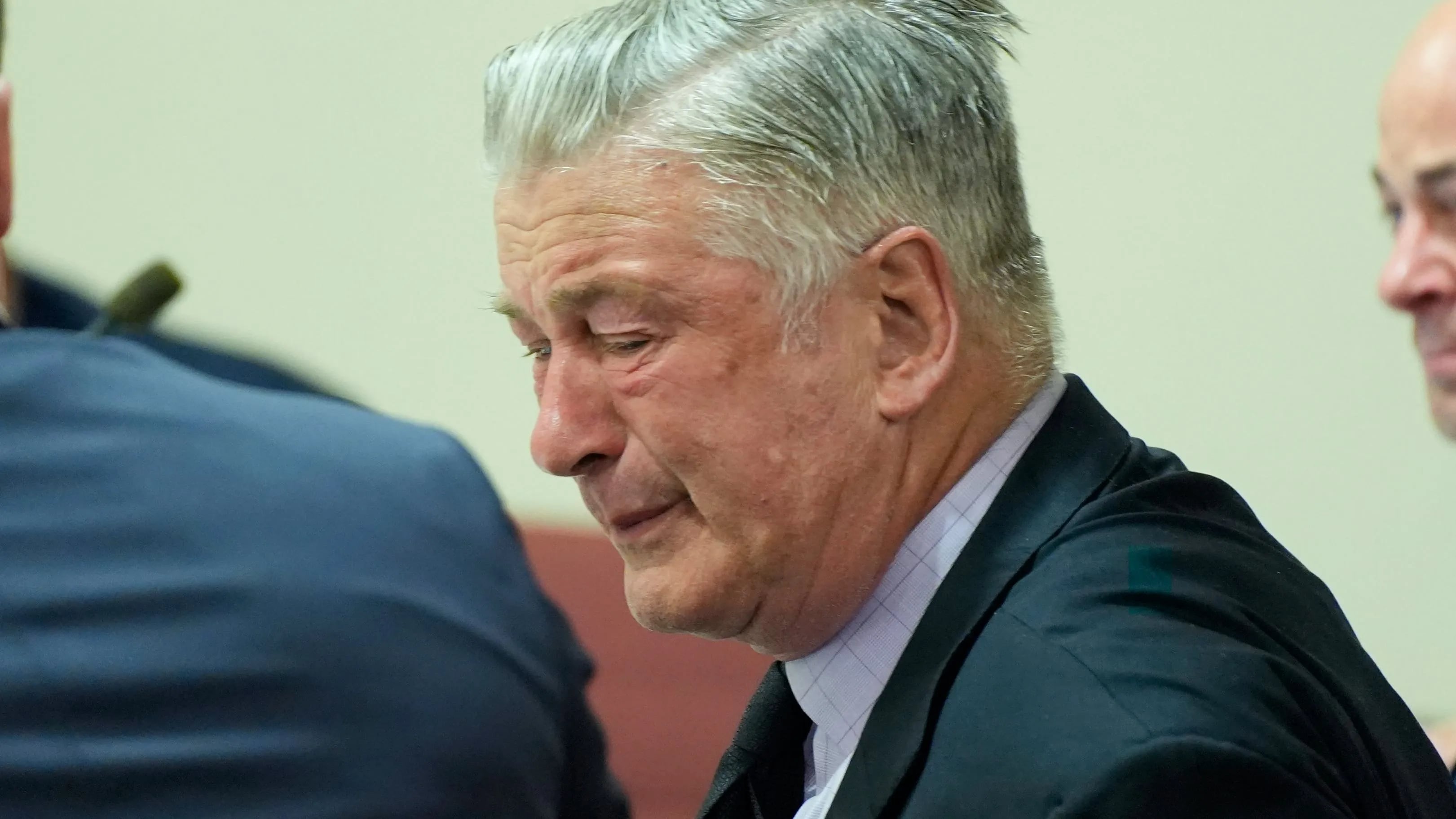 Alec Baldwin durante el juicio celebrado por la trágica muerte de Halyna Hutchins en el set de rodaje de