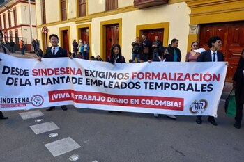 Estudiantes y funcionarios de la