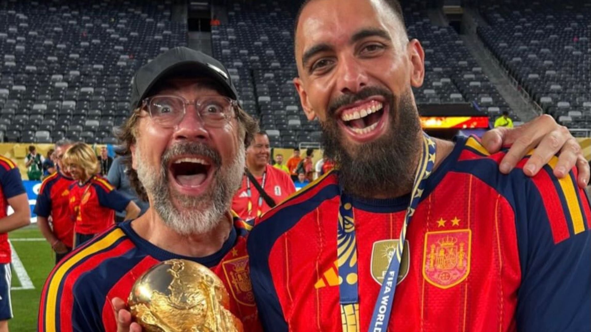 La celebración de Javier Bardem y Borja Iglesias tras la victoria de España en el Mundial: “Es el ejemplo que millones de niños han visto en el mundo”