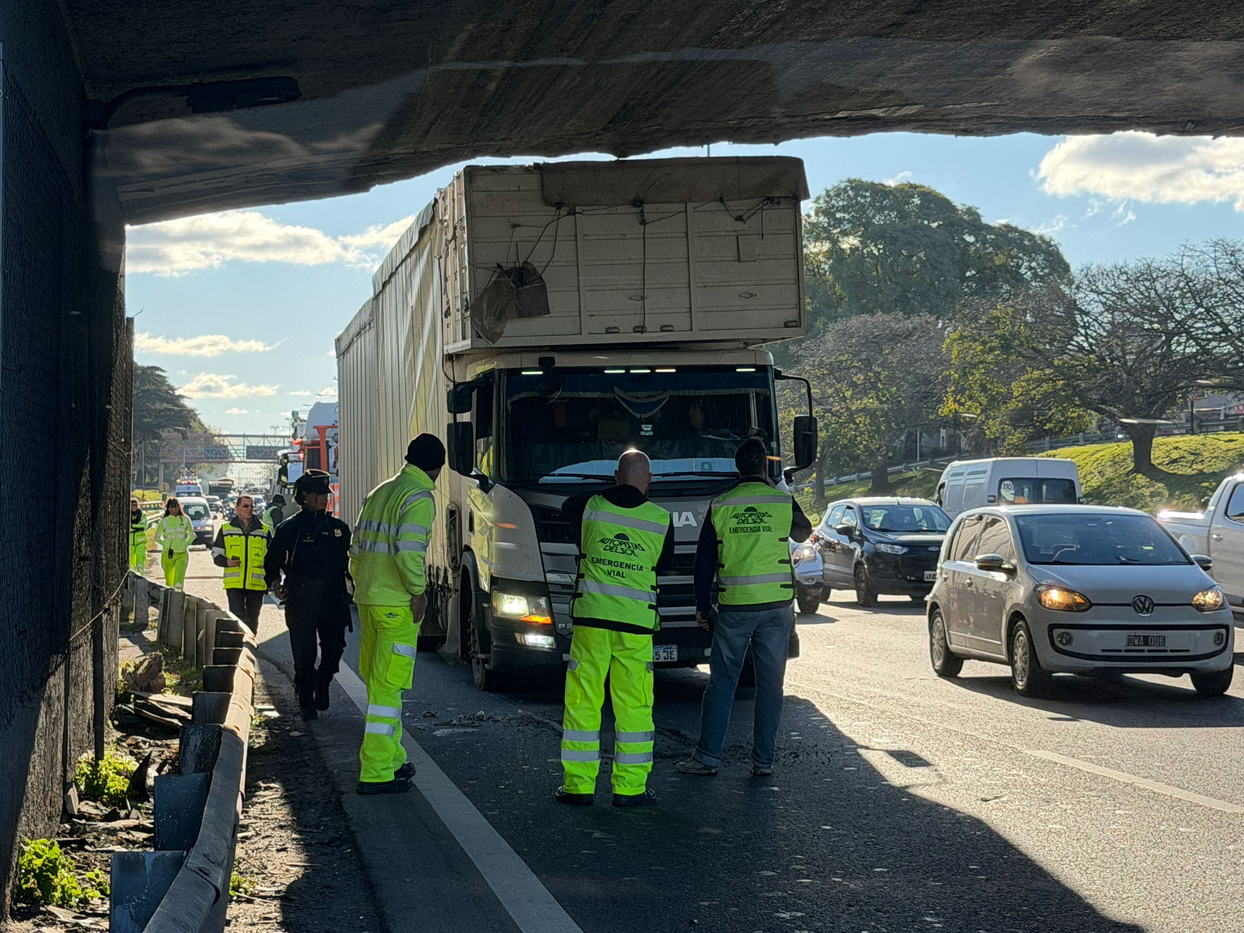 AuSol emitió una alerta de tránsito por el choque del camión en la General Paz y recomendó circular con precaución en el sector afectado