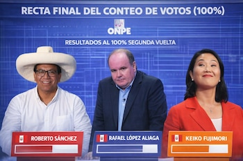 Composición gráfica de Roberto Sánchez con sombrero, Rafael López Aliaga y Keiko Fujimori en un panel de conteo de votos de ONPE.