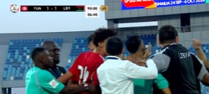 Integrantes del cuerpo técnico y jugadores de la selección de Libia reclaman al final del encuentro frente a Túnez