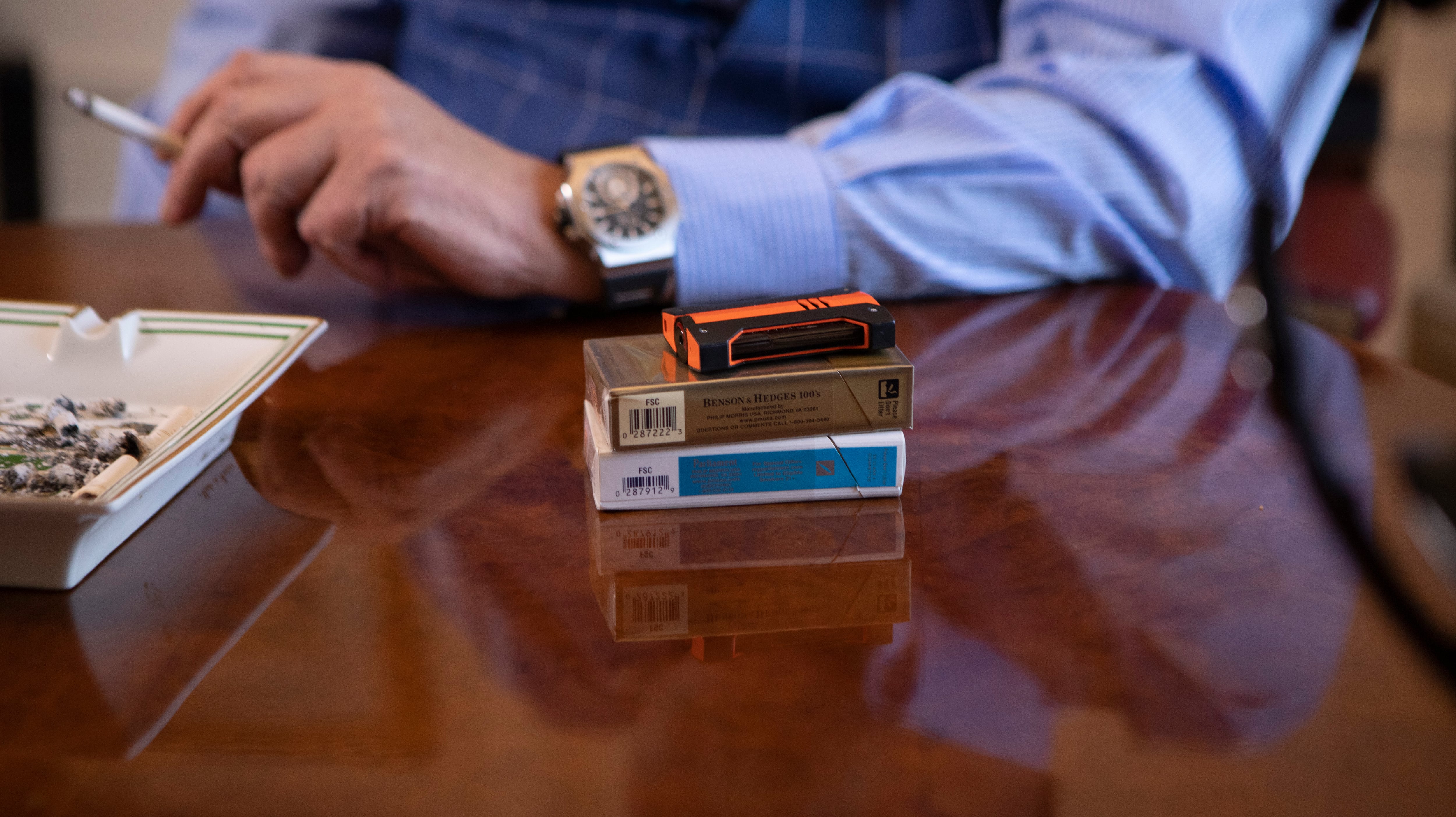 Dificil recordar a un Lanata que no estuviera fumando. De hecho, en sus contratos exigía una cláusula que le permitía fumar al aire