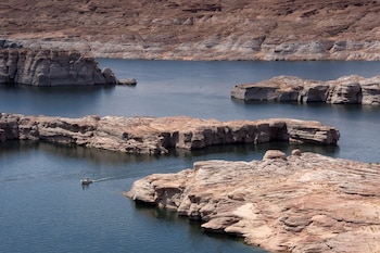 El segundo mayor embalse del país enfrenta una disminución histórica en sus niveles, clave para el suministro de agua y energía en la región (REUTERS/Rebecca Noble)