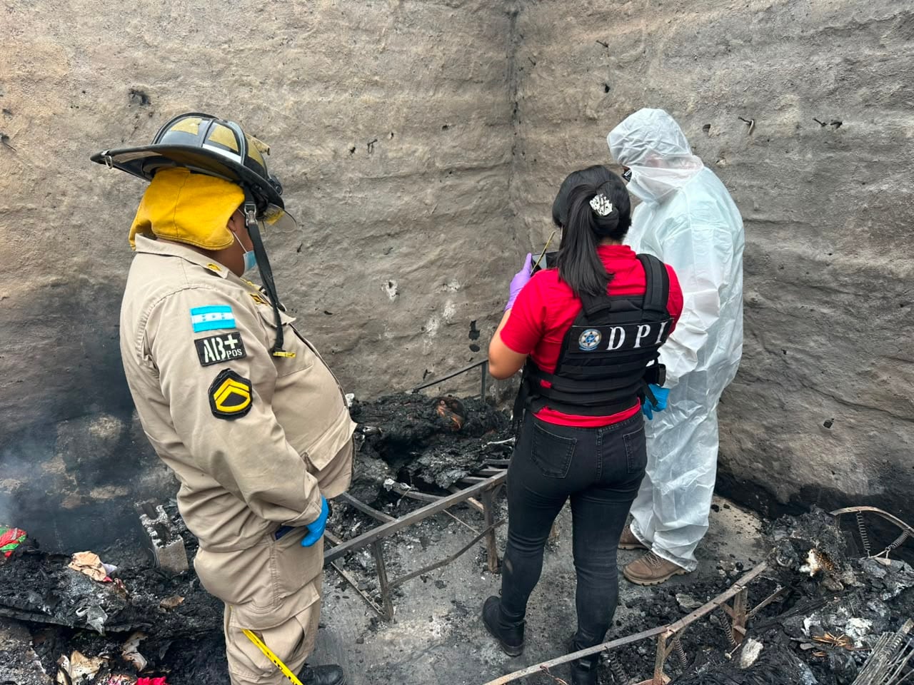 La mascota de la víctima también murió durante el incendio estructural.
Habitantes de la comunidad lamentaron profundamente la tragedia ocurrida en Lepaera. (Foto: Cuerpo de Bomberos de Honduras)
