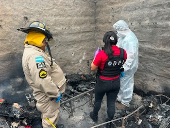 La mascota de la víctima también murió durante el incendio estructural.
Habitantes de la comunidad lamentaron profundamente la tragedia ocurrida en Lepaera. (Foto: Cuerpo de Bomberos de Honduras)