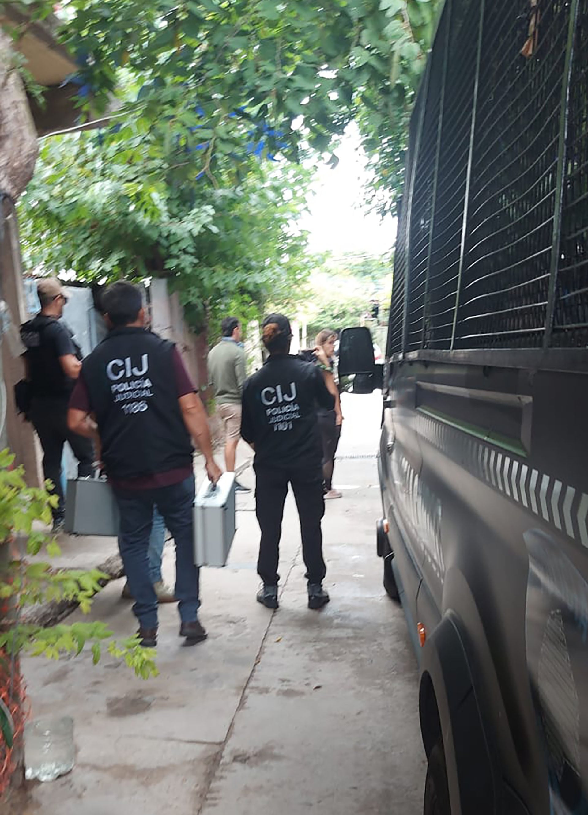 Personal policial en el allanamiento