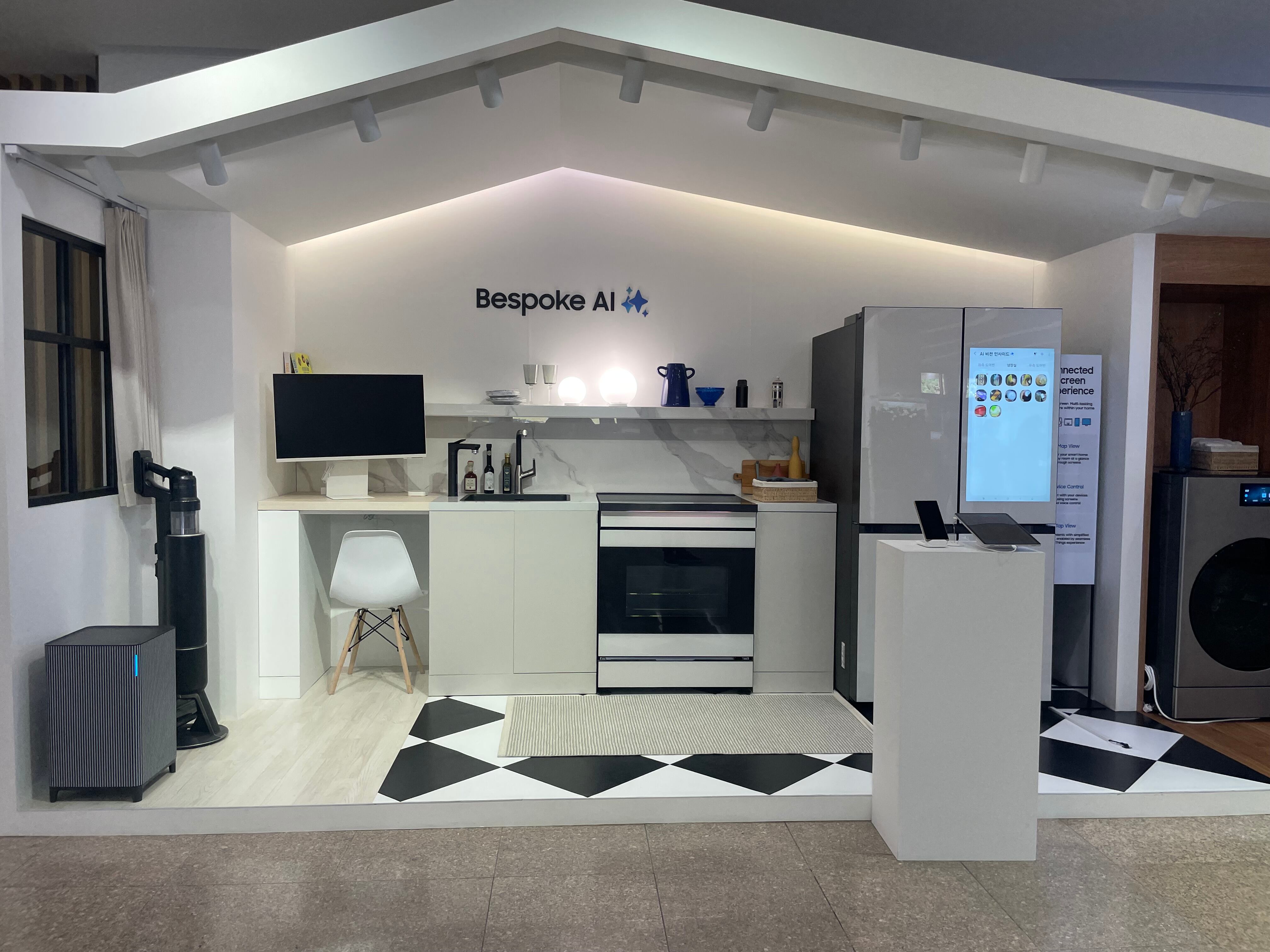 El modelo usa un componente termoeléctrico que genera un enfriamiento adicional cuando el sistema detecta una mayor demanda térmica