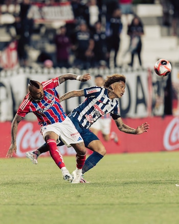 Paolo Guerrero en disputa del