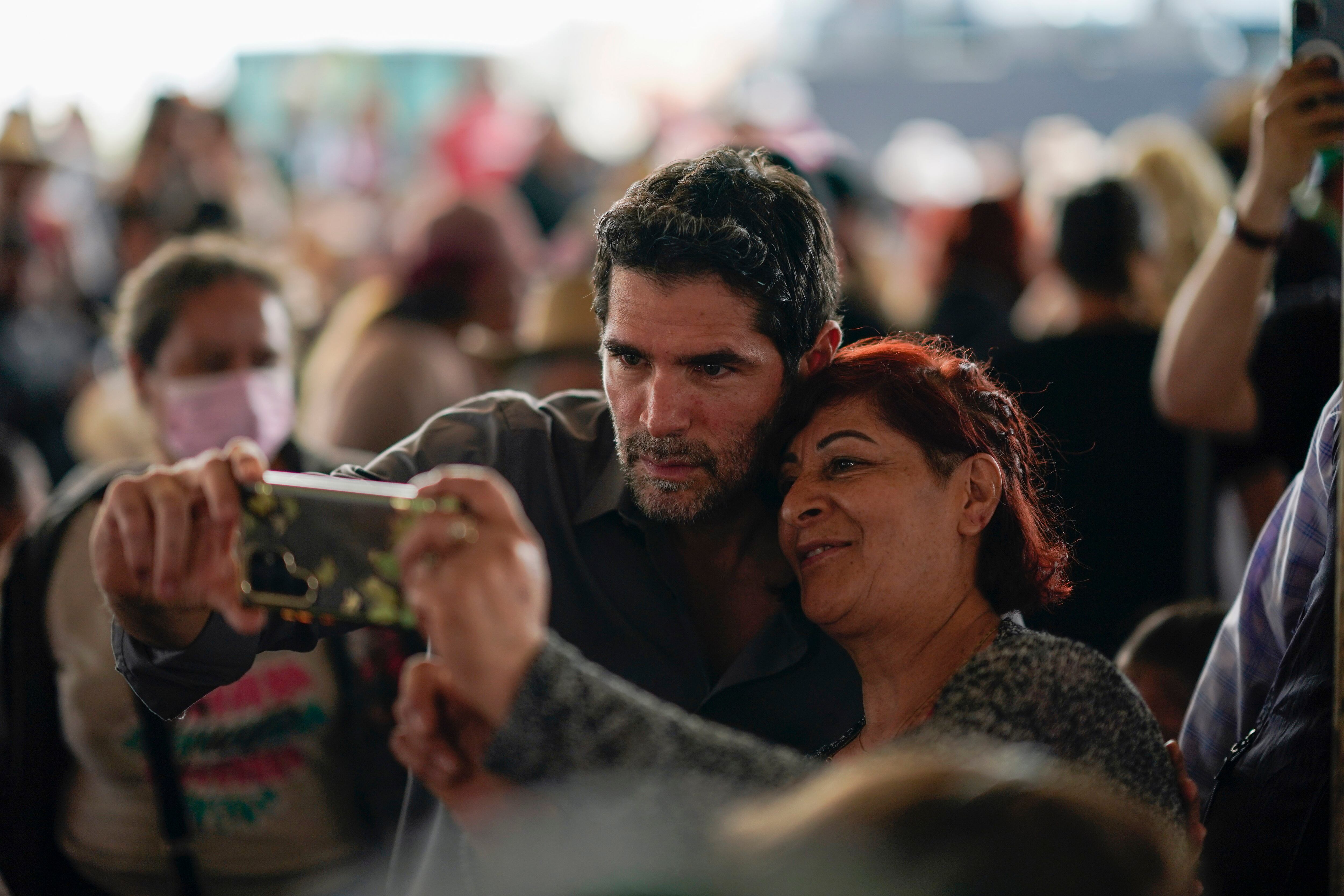 ARCHIVO - El aspirante presidencial Eduardo Verástegui posa para una selfie con un partidario durante una manifestación para recolectar firmas que le permitan postularse como candidato independiente, en San Bartolo del Valle, México, el 10 de noviembre de 2023. Miles de personas apoyaron las aspiraciones presidenciales de Verástegui, un activista de derecha y productor de cine que, aunque su campaña fracasó, se hizo eco de las voces de los conservadores que rechazan el aborto y los derechos LGBTQ+. (AP Foto/Eduardo Verdugo, Archivo)