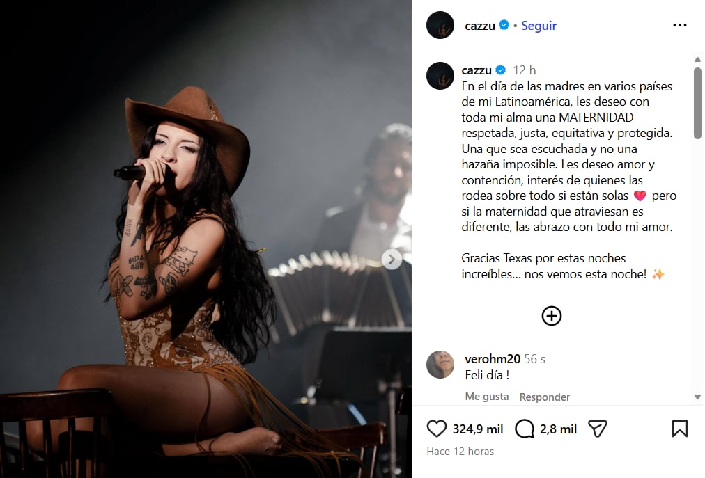 Lo que comenzó como un homenaje a Selena Quintanilla durante la gira de Cazzu por Estados Unidos se transformó en una de las noches más emotivas de la artista argentina: A.B. Quintanilla apareció en el Boeing Center de San Antonio, tocó junto a ella y la coronó frente al público con palabras que la hicieron llorar. (@cazzu)