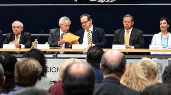 Comisión Técnica entrega recomendaciones al rector de la UNAM Leonardo Lomelí.
Crédito: UNAM