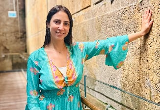 Den Segalis, es argentina y vive en Tel Aviv