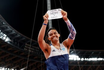 Tokyo 2020 Olympics - Athletics - Men's Pole Vault - Final - Olympic Stadium, Tokyo, Japan - August 3, 2021. Emmanouil Karalis of Greece holds up a sign after his last jump REUTERS/Kai Pfaffenbach