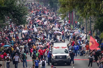 CIUDAD DE MÉXICO, 09JUNIO2026.- Elementos de la policía capitalina resguardon y realizan cortes a la circulación en el perímetro del estadio Ciudad de México, esto debido a la marcha programada por maestros, pertenecientes a la Coordinadora Nacional de Trabajadores de la Educación quienes fueron detenidos sobre Calzada Tlalpan a la altura de la estación del Tren Ligero, Registró Federal.
FOTO: ROGELIO MORALES /CUARTOSCURO.COM