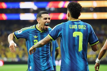 Luis Díaz, de Colombia celebra con su compañero Daniel Muñoz luego de conseguir un gol ante Uzbekistán en el partido del Mundial realizado el miércoles 17 de junio de 2026 en Ciudad de México (AP Foto/Ashtin Barker)