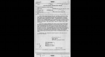 Página mecanografiada de un formulario militar oficial con sellos de desclasificación, bloques de texto en inglés y una firma manuscrita