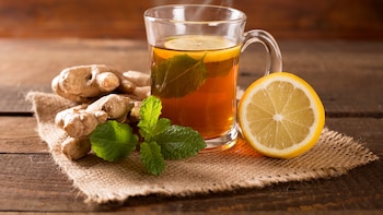 Infusiones en ayunas: cuál es la mejor opción para desinflamar el abdomen de forma natural y mejorar la digestión, según la ciencia