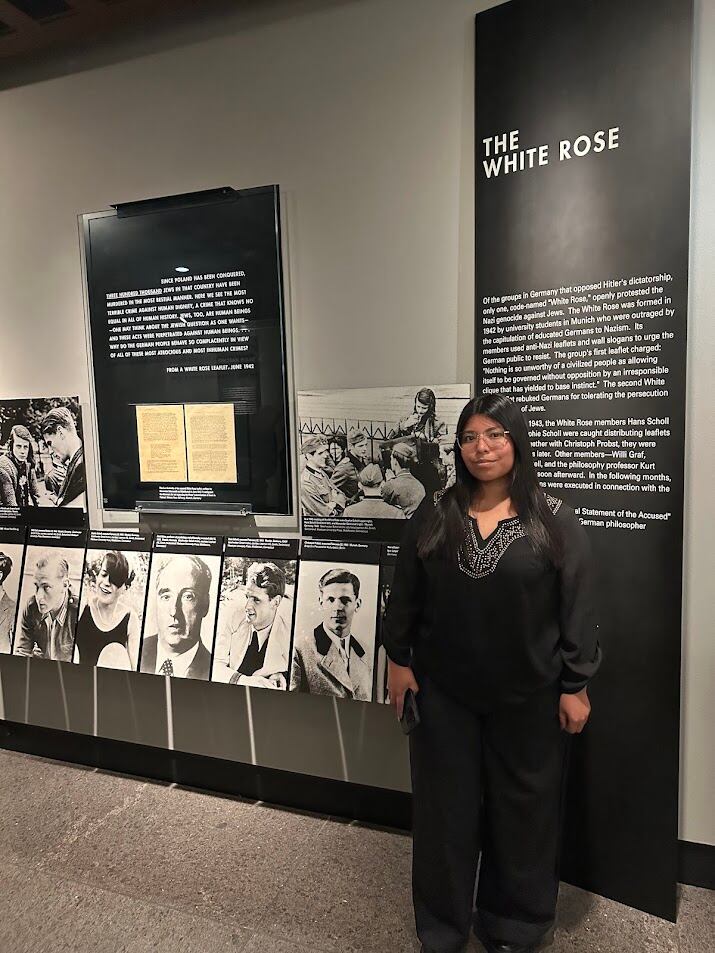 La estudiante Agustina Cruz en el Museo del Holocausto, (Washington, Estados Unidos)