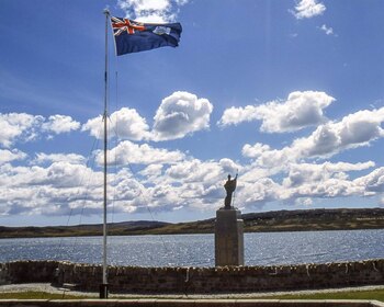 Bandera británica en Port Stanley, en las islas Malvinas. (Arnold Drapkin/Zuma Press)