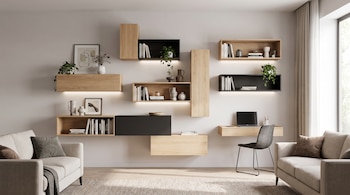 Un salón moderno con repisas modulares flotantes en tonos madera y negro, un sofá claro, un escritorio con laptop, objetos decorativos, libros y plantas verdes.
