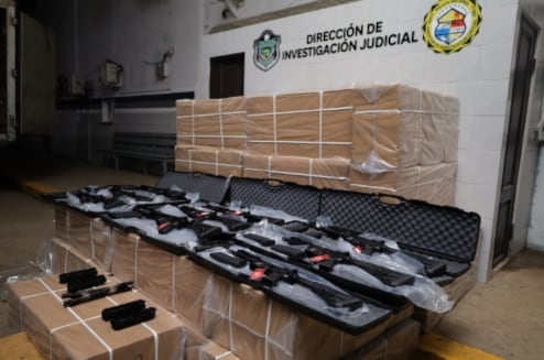 Los operativos desarrollados por la Policía Nacional han permitido retirar más de 2 mil armas de circulación, aunque dos balances oficiales recientes presentan diferencias en la cifra total de decomisos. Cortesía